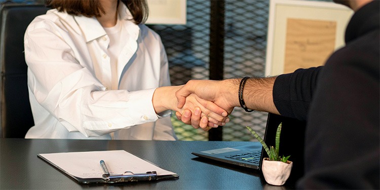 Foto di una stretta di mano
